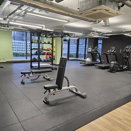 ホームステイ Deluxe Bedroom With Gym & Lounge