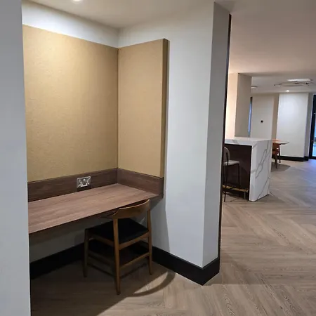 Deluxe Bedroom With Gym & Lounge Homestay *