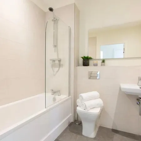 Homestay Deluxe Bedroom With Gym & Lounge Crumlin