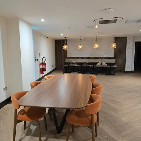 Homestay Deluxe Bedroom With Gym & Lounge